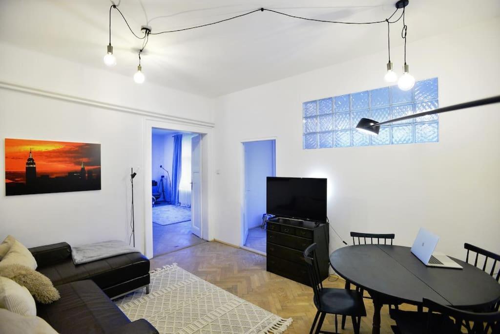Airy & Bright Flat In Dejvice By Castle Apartament