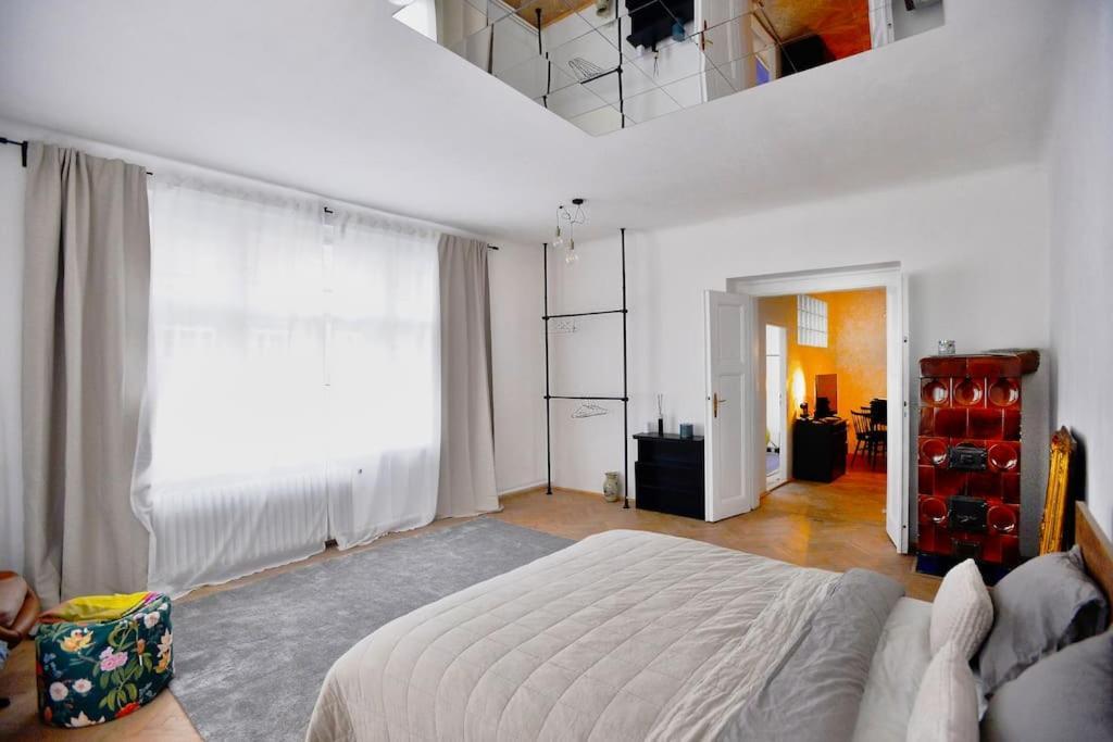 Airy & Bright Flat In Dejvice By Castle Praga
