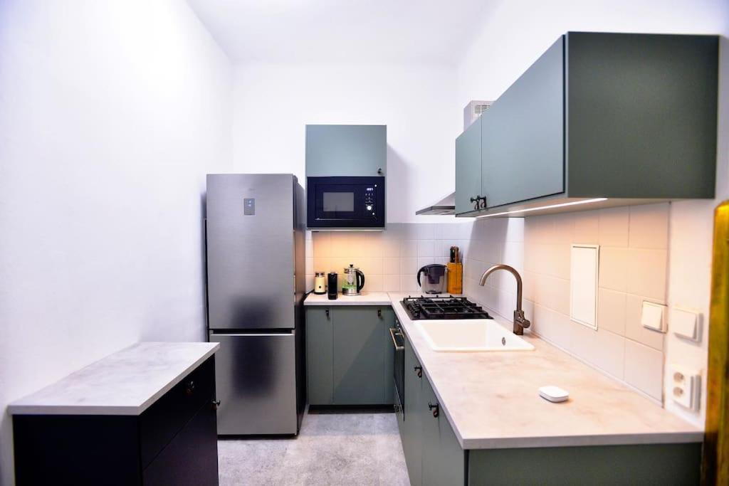 Airy & Bright Flat In Dejvice By Castle Praga