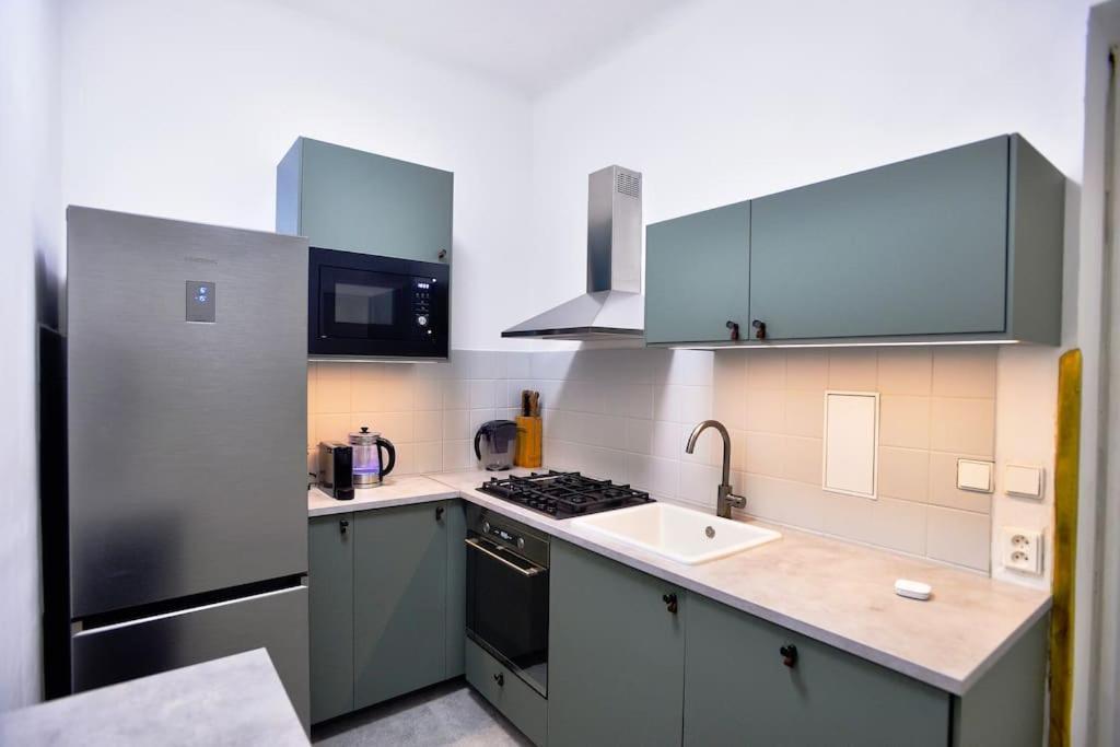 Airy & Bright Flat In Dejvice By Castle Apartament Praga