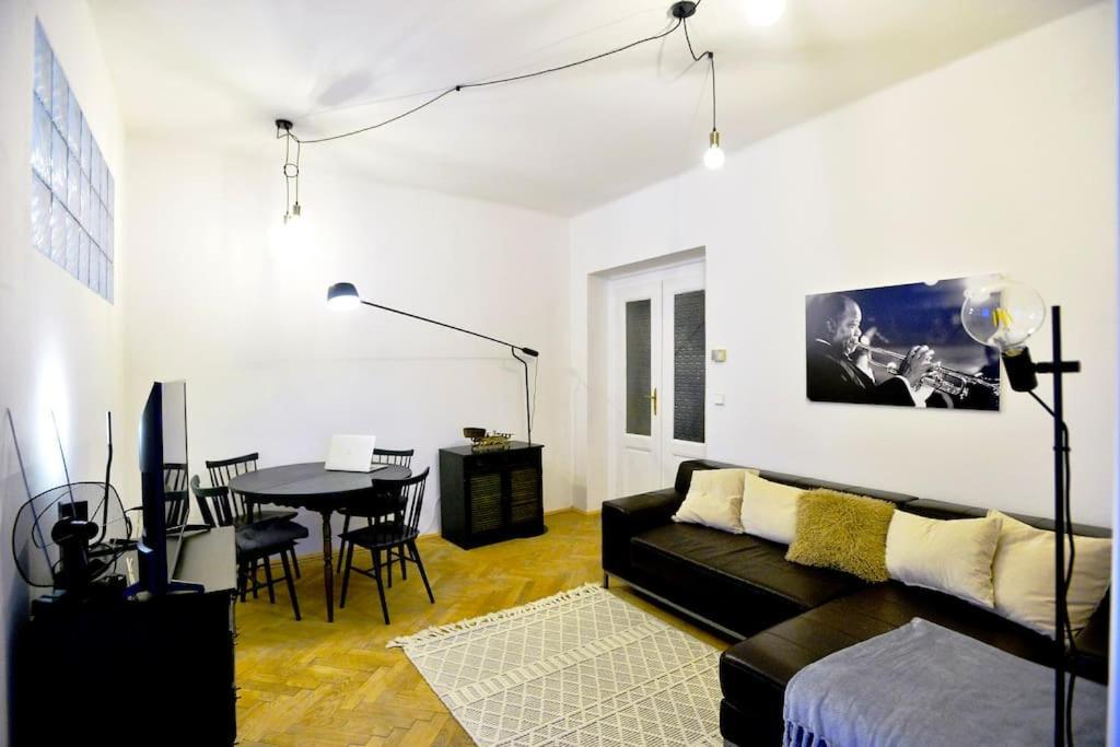 Airy & Bright Flat In Dejvice By Castle Praga